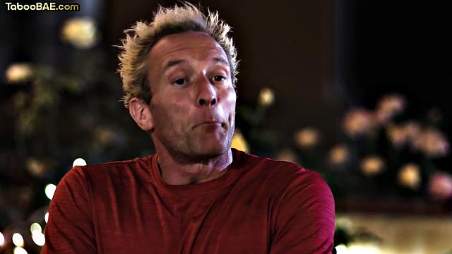 страстная красотка разрывается между двумя членами в жёстком тройничке