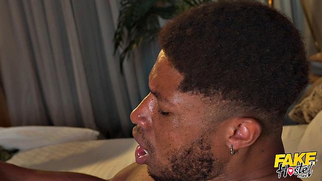 Пока Стив наблюдает, Pamela Mendoza кайфует с двумя жеребцами на одной кровати - двойное проникновение и куча спермы на кончике финала!