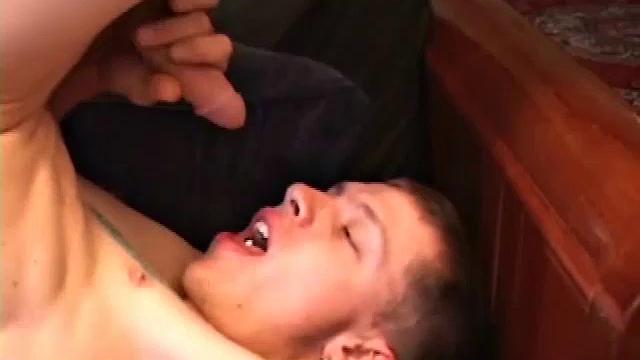 шейн разносит себя наотмашь и пытается кончить себе в рот