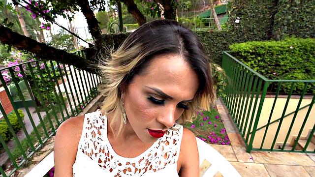 Транс-латино с тату в трусиках и на каблуках дрочит на природе, трусы держатся на честном слове