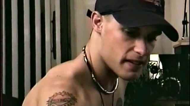 Стрейт мужик на гей тусовке требует минет до конца дня.