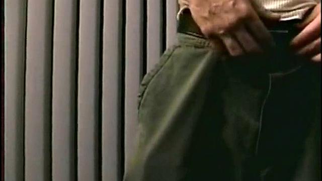 Стрейт мужик на гей тусовке требует минет до конца дня.