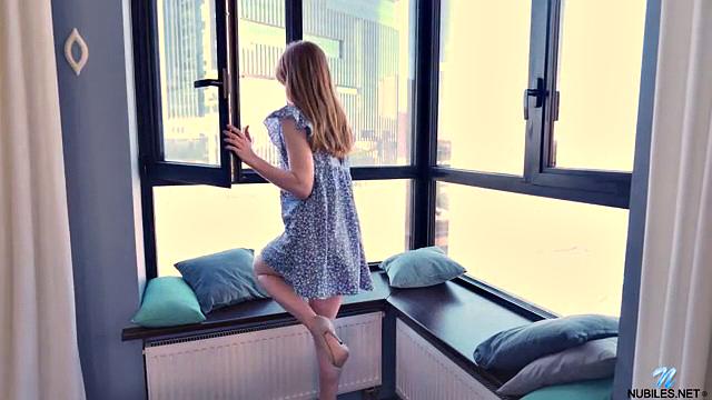 брюнетка медленно раздевается из синего платья и показывает фигуру