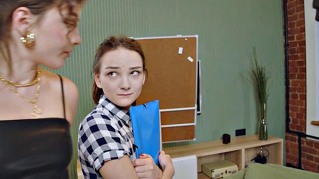 три офисные девушки - Катти Вест, Оливия Транк и Милана Тейлор - лижут друг другу и играют с дилдо на обеде