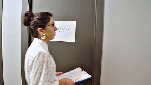 три офисные девушки - Катти Вест, Оливия Транк и Милана Тейлор - лижут друг другу и играют с дилдо на обеде