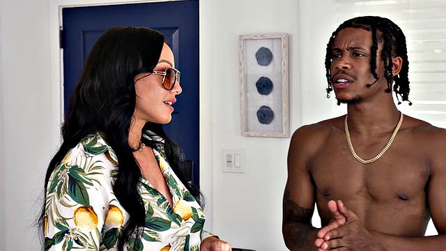 Дженнифер Уайт теряет всё и жестко трахается с молодыми на трассе