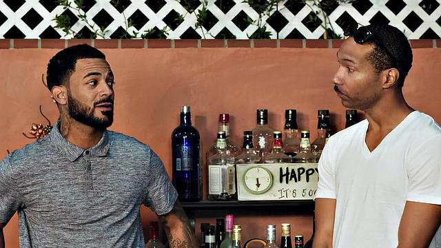 дико волосатая красотка с огромной жопой скачет на члене парня