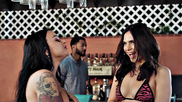 дико волосатая красотка с огромной жопой скачет на члене парня