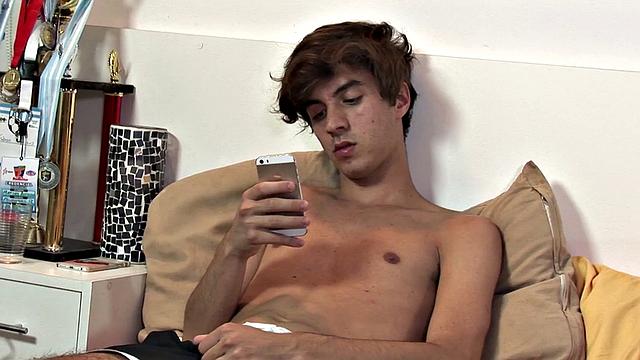 Латино-твинк дрочит, пока зрелый мужик жёстко трахается с ним в тройнике