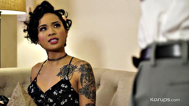 кудрявая брюнетка страстно скачет на члене и получает по полной на диване