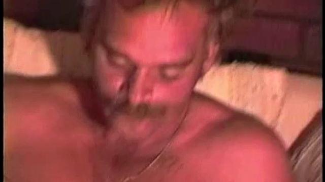 два лохматых бомжа пробуют жёсткий минет за магазином