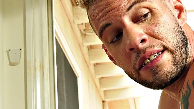 Бисексуальная подружка с тату пускает в рот, а потом терпит два ствола в тройничке, будто на уикенде