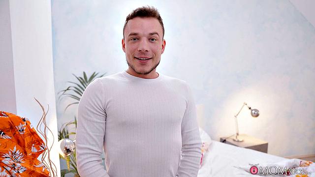 Giulia Diamond мокрая и с огромными сиськами развлекает Pavlos Hard на кровати и получает глубокий минет и жаркий трах с обильной спермой на попе.