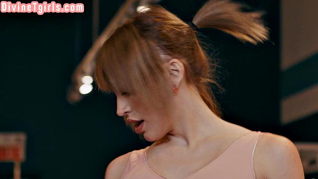 Roundbooty trans pounded in gym