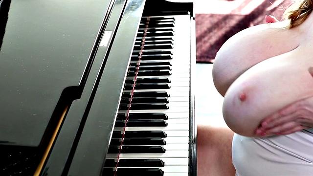 Эмма отбивает ритм на своих канадских сиськах