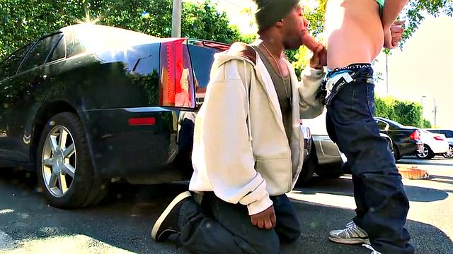 BWC-качок жёстко трахается с чёрным пассивом на парковке