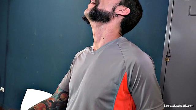 Трое зрелых парней жадно трахаются и лижут жопы друг другу