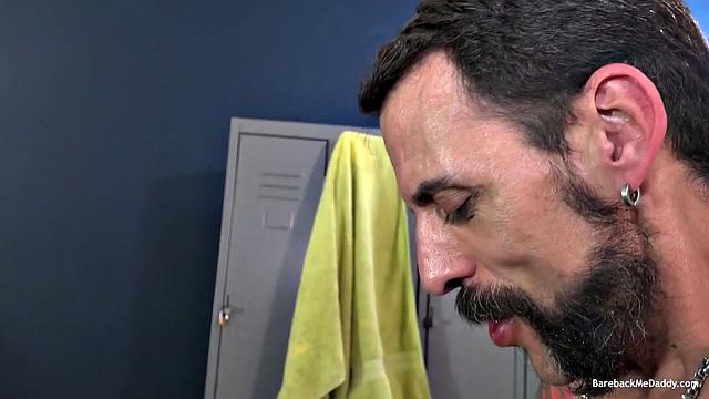 Трое зрелых парней жадно трахаются и лижут жопы друг другу