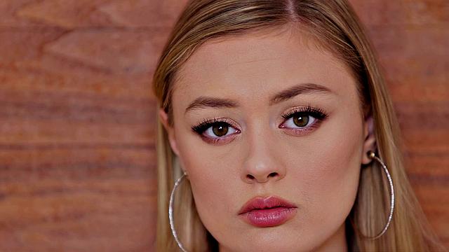 блондинка кайфует от большого черного члена