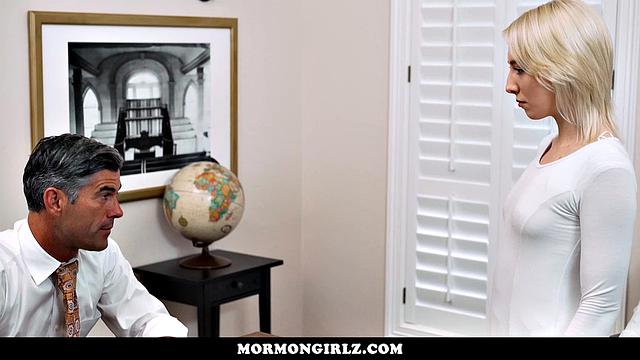 Смотри, как Эшли получает по полной в минивэне с парнем и кончает на лицо парню в гей-сцене.