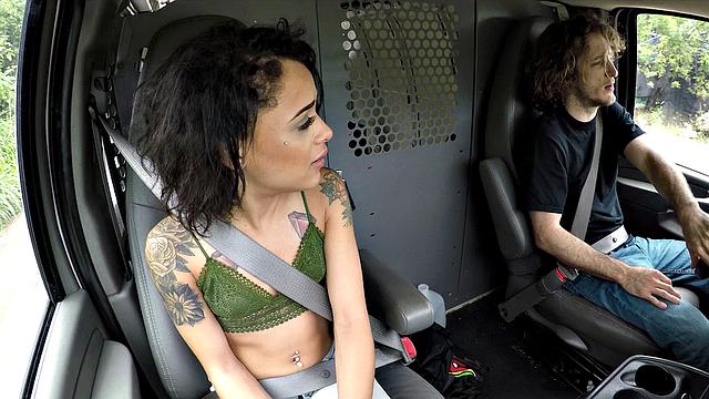 holly hendrix прыгнула в фургон и узнала, каково это быть связаной и отжаренной