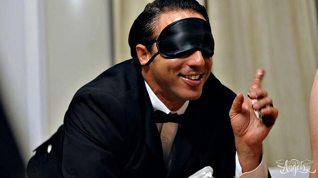 Пока жених пробует торт с завязанными глазами, невеста в фате трахается с пышногрудой портнихой прямо в примерочной, а её член только тверже от каждого прикосновения к сетчатым чулкам. Emma Rose и Codi Vore наслаждаются страстью за спиной ничего не подозревающего жениха.