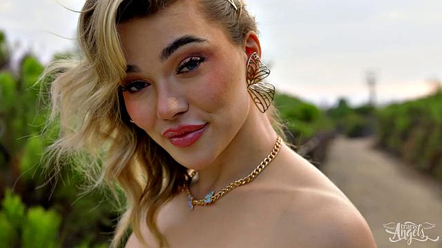 Пока жених пробует торт с завязанными глазами, невеста в фате трахается с пышногрудой портнихой прямо в примерочной, а её член только тверже от каждого прикосновения к сетчатым чулкам. Emma Rose и Codi Vore наслаждаются страстью за спиной ничего не подозревающего жениха.