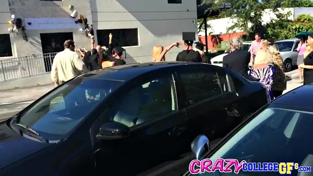 дикая тусовка после выпуска - трахают на улице с большими сиськами