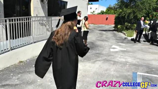 дикая тусовка после выпуска - трахают на улице с большими сиськами