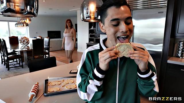 Лорен Филлипс застукала пасынка за проказой и дала ему трахнуть свою зрелую жопу на кухне, пока муж в отъезде.