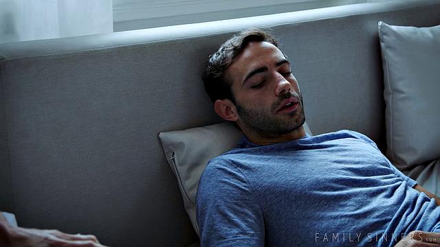 Докторша Сильвия Сайдж проверяет здоровье племянника и не сдерживается в страсти!