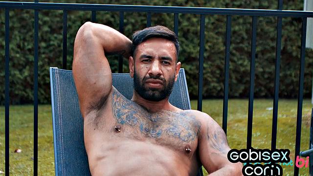 Nasty chick pussypounded outdoor 3some