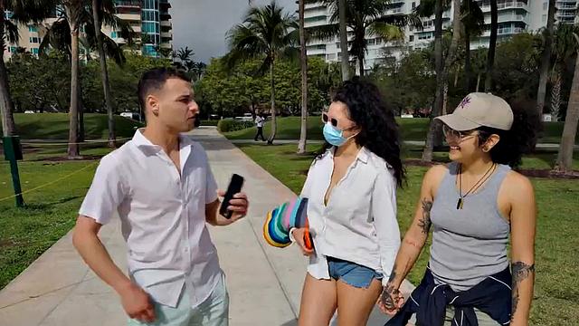 пышная черная милфа трахается на диване