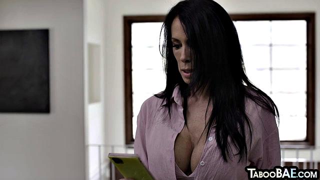 Horny lez MILF eaten out by petite baes