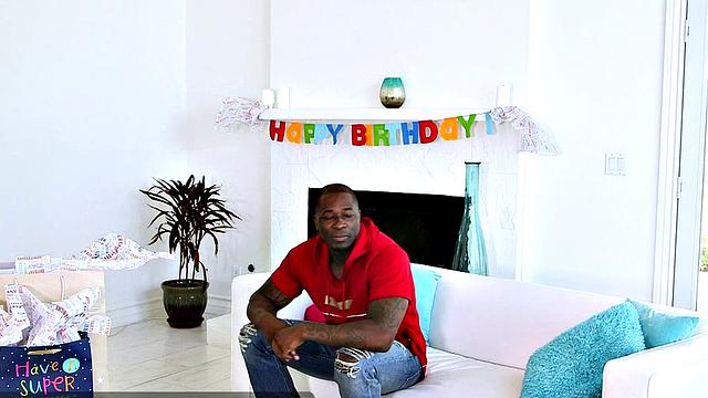 Пейдж празднует день рождения: сразу два члена на подарочек