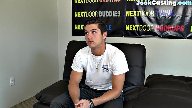 набитый качок дрочит на кастинговом диване перед камерой