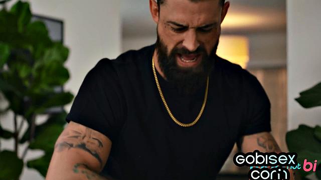 Два парня и страстная латинка в белье устроили весёлую бисексуальную вечеринку втроём, пока никто не мешает им расслабиться по полной.