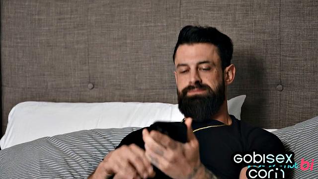 Два парня и страстная латинка в белье устроили весёлую бисексуальную вечеринку втроём, пока никто не мешает им расслабиться по полной.