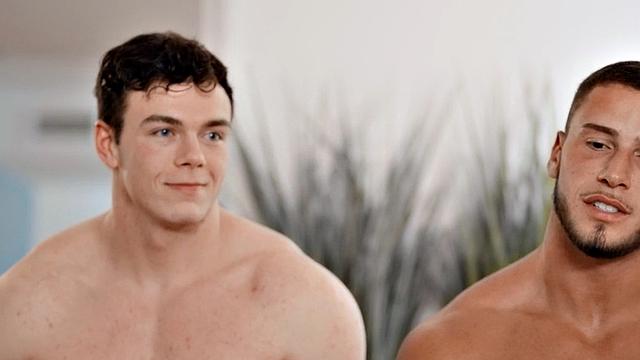 Смотри, как накачанный красавец получает по полной в анал на кровати