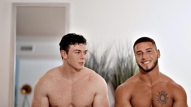 Смотри, как накачанный красавец получает по полной в анал на кровати