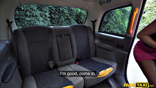 итальянская крошка с пирсингом жарко скачет в такси