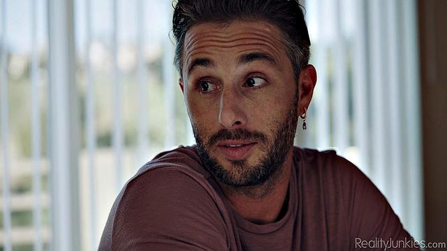 Зрелая тёлка в белье жарко сосёт и трахается с молодым любовником в гостиной