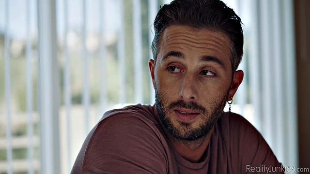 Зрелая тёлка в белье жарко сосёт и трахается с молодым любовником в гостиной