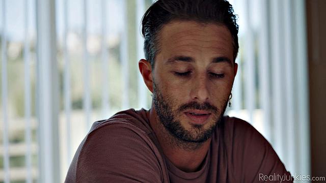 Зрелая тёлка в белье жарко сосёт и трахается с молодым любовником в гостиной