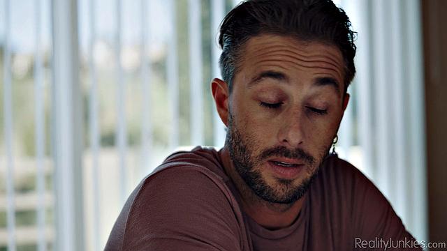 Зрелая тёлка в белье жарко сосёт и трахается с молодым любовником в гостиной