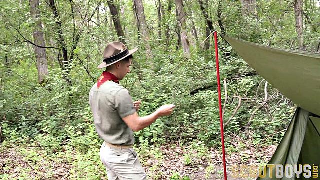 SCOUT NOAH - Pitching a Tent