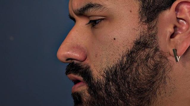 бородатый волосатый мужик наказывает двух стройных парней в жёсткой тройке