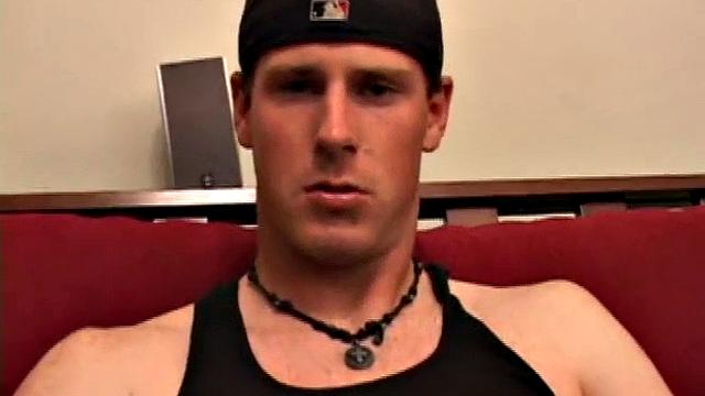 Макс доводит себя до оргазма крепкой рукой, сперма летит во все стороны