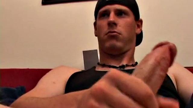 Макс доводит себя до оргазма крепкой рукой, сперма летит во все стороны