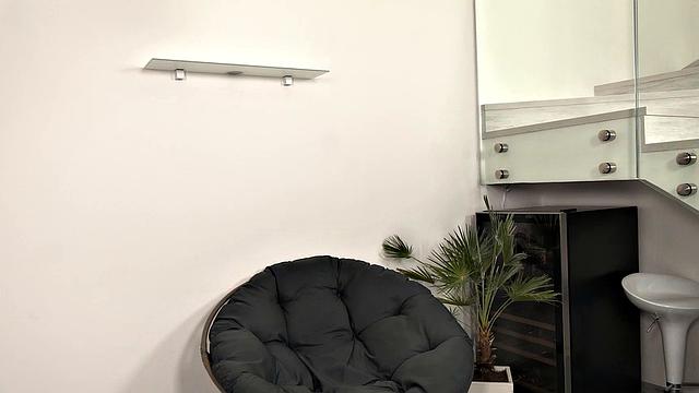 Thick MILF Christina Masturbates